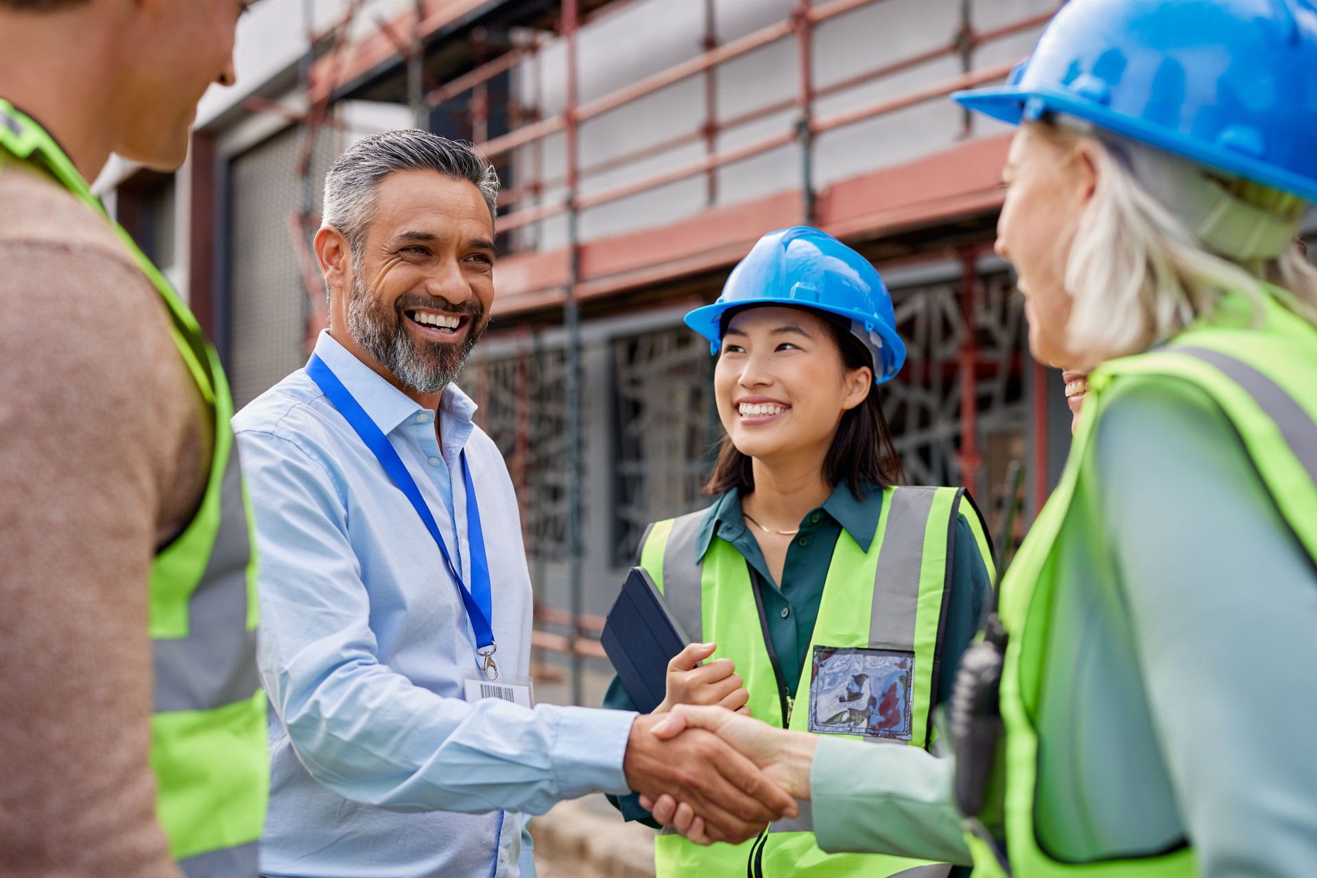 Un ouvrier de la construction serre la main d’un contremaître